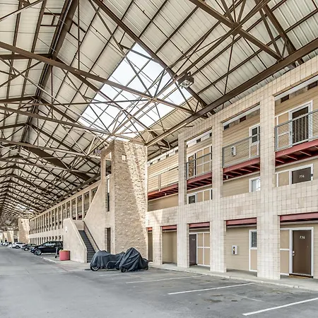 Oasis Walk To Broadway With Pool, Parking, Gym And Patio Apartment Nashville