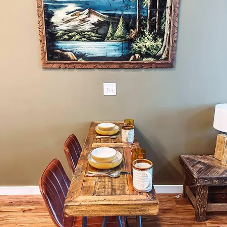 Holiday home Cozy - 2 Miles To Broadway & Free Parking