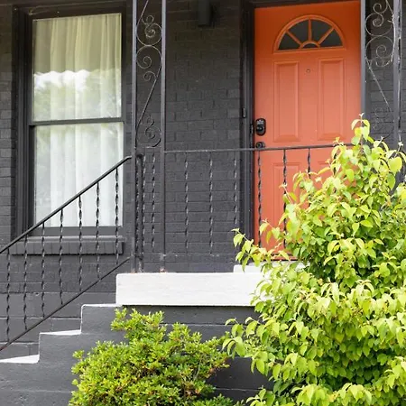 Mid-century Modern Near Downtown With Free Parking Holiday home