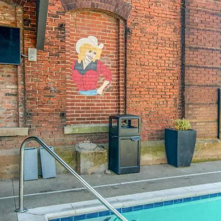Holiday home One-of-a-kind! Roll Up Garage Door-pool, Speakeasy Nashville