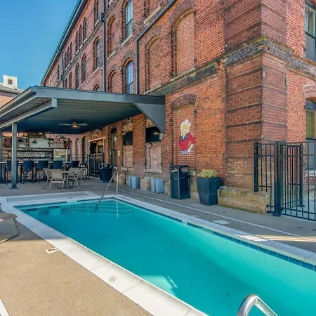 One-of-a-kind! Roll Up Garage Door-pool, Speakeasy Holiday home Nashville