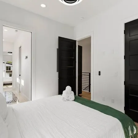 Luxurious 4bd Sleeps 12 Minutes To Downtown With Parking Holiday home