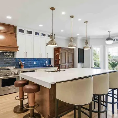 Holiday home Luxury@lake Mansion Pool/hot Tub For Discerning Tastes Nashville