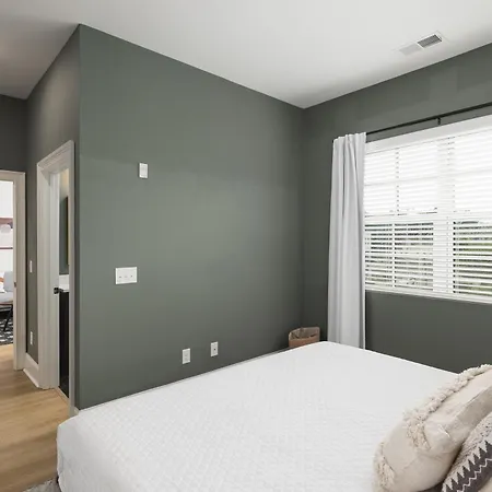 Chic And Cozy Designer 3 Miles To Downtown Apartment *