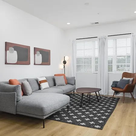 Apartment Chic And Cozy Designer 3 Miles To Downtown
