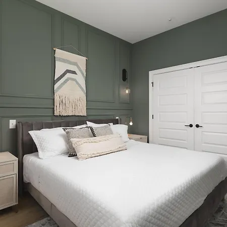 Chic And Cozy Designer 3 Miles To Downtown Apartment