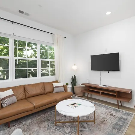 Apartment Chic East With Free Parking 3 Mi To Broadway