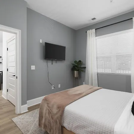 Apartment Near Downtown Broadway & Stadium With Free Parking *