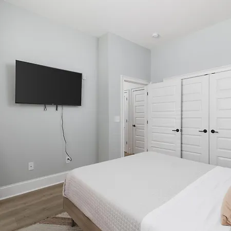 Apartment Luxury Design Condo, Close To Downtown Broadway & Coffee *