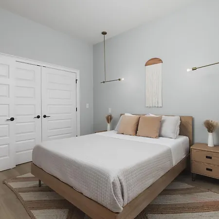 Luxury Design Condo, Close To Downtown Broadway & Coffee Nashville