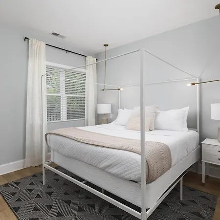 Trendy Spacious Condo, Walk To Coffee And Restaurants Apartment *