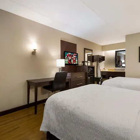 Hotel Red Roof Plus+ Airport 3*