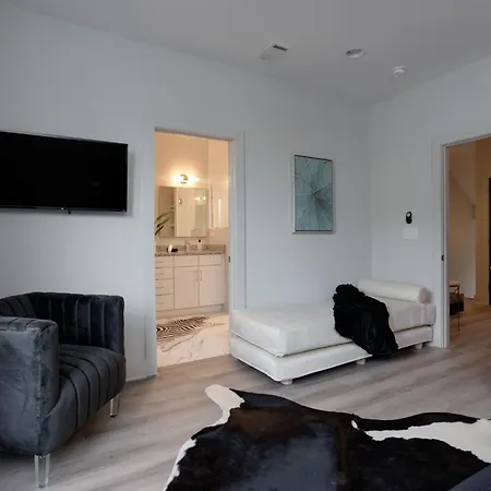 East Nash Oasis - 13 Beds - Going Fast Holiday home *