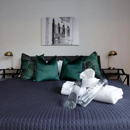 East Nash Oasis - 13 Beds - Going Fast Holiday home