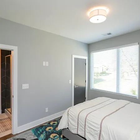 Luxury Townhome Skyline Views Mins To Dt Holiday home *