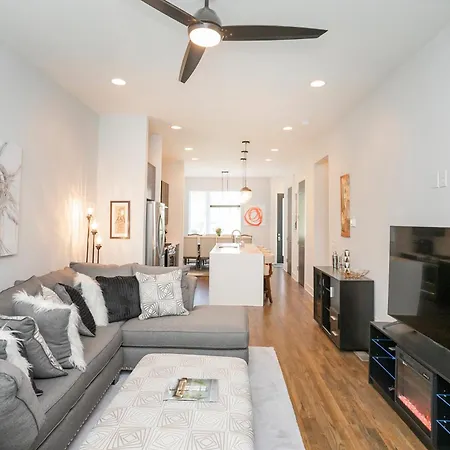 Luxury Townhome Skyline Views Mins To Dt Holiday home *