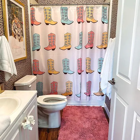 Dreaming With Dolly - Luxe Near Broadway