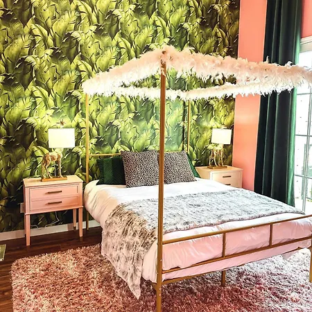 Dreaming With Dolly - Luxe Near Broadway