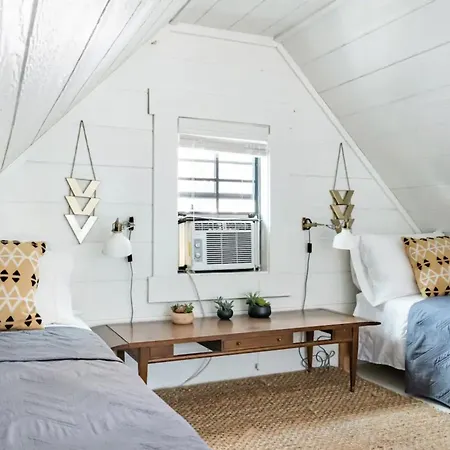 Hip, Cozy With A Fire Pit In Cleveland Park