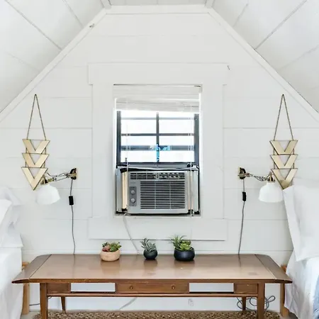 Hip, Cozy With A Fire Pit In Cleveland Park Holiday home *