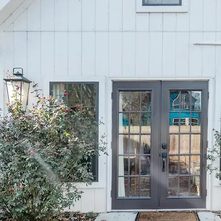 Hip, Cozy With A Fire Pit In Cleveland Park