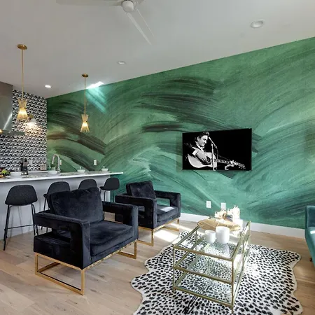Eternal Emerald - 2 Homes - Minutes To Broadway Holiday home *