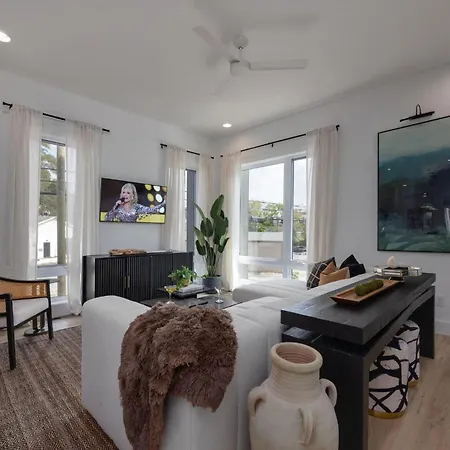- 1400 Napoleon St. Holiday home *