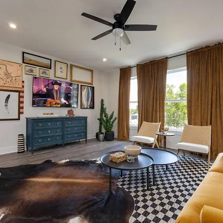 Holiday home Southern & Style-2 Townhomes-7 Mins To Broadway *