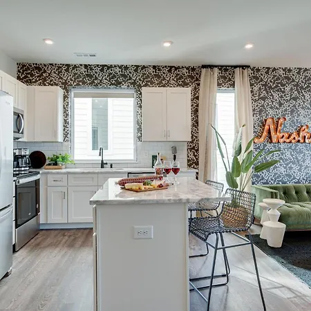 - 5625 Lenox Ave Holiday home *