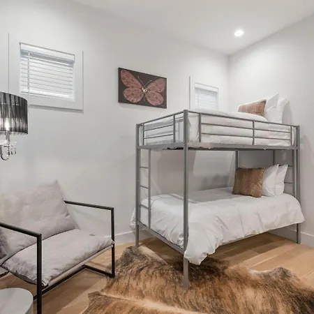 Holiday home Eternal Emerald - 2 Homes - Minutes To Broadway