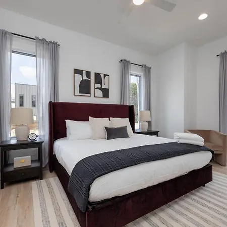 - 1400 Napoleon St. Holiday home
