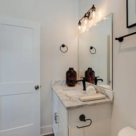 Holiday home - 5625 Lenox Ave *