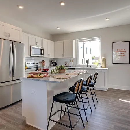 Holiday home - 5629 & 5631 Lenox Ave - Combo