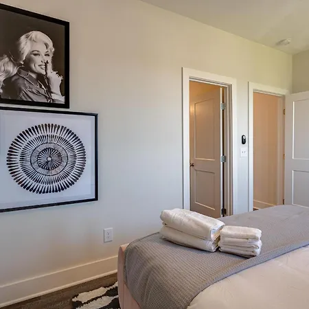 Holiday home - 5627, 5629, 5631 Lenox Ave - Combo