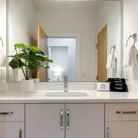 Modern Monroe - Private Rooftop - Minutes To Broadway Holiday home