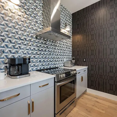Modern Monroe - Private Rooftop - Minutes To Broadway Holiday home Nashville