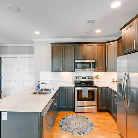 Modern Condo: Walk To Local Breweries! Holiday home