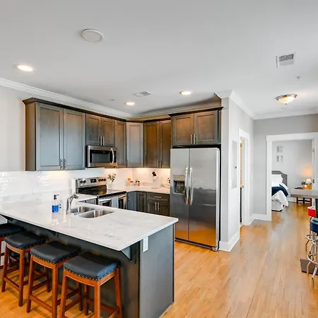 Modern Condo: Walk To Local Breweries! Holiday home