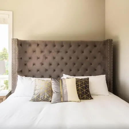 Country Ensemble - Sleeps 24 - Elevator & Theater Holiday home Nashville