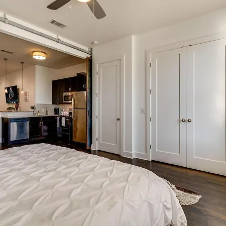 Holiday home Lofts At 30th - Electric Geometric - 6 Mins To Broadway *