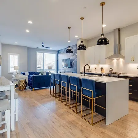 Holiday home Midtown Luxe - 2 Premium Town Homes - Rooftop Hot Tub *