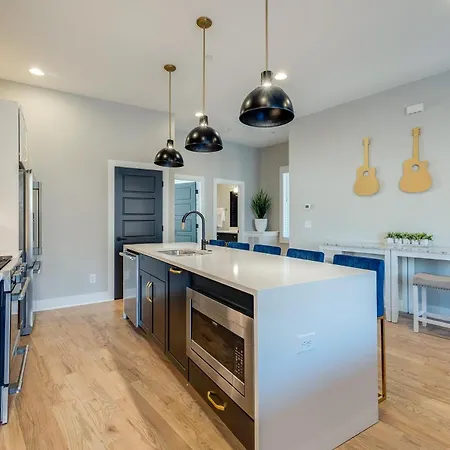 Midtown Luxe - 2 Premium Town Homes - Rooftop Hot Tub Holiday home