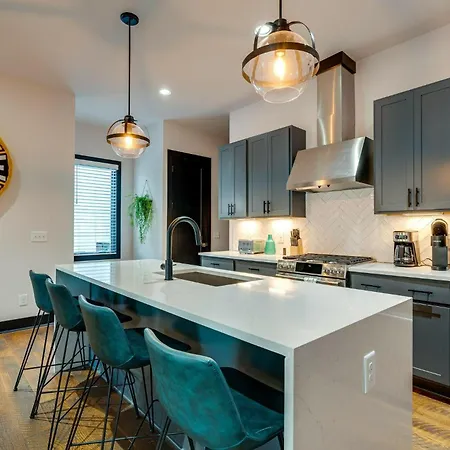 Holiday home 2 Designer Gulch Homes - Rooftop Hot Tub - Sleeps 24