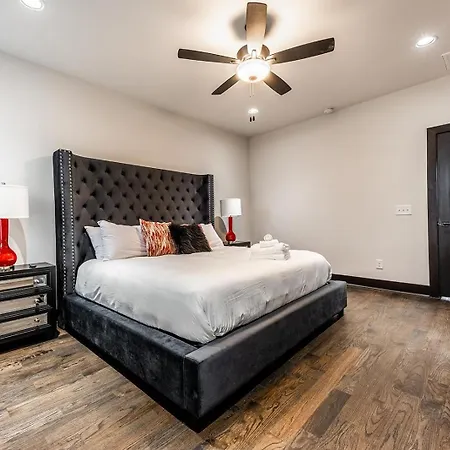 2 Designer Gulch Homes - Rooftop Hot Tub - Sleeps 24 Holiday home