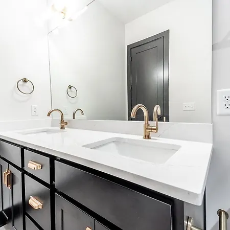 Holiday home 2 Designer Gulch Homes - Rooftop Hot Tub - Sleeps 24