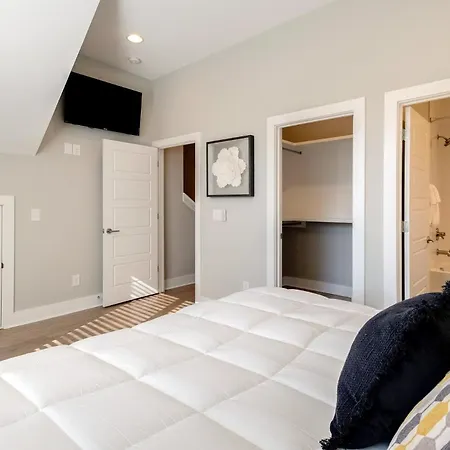 Midtown Luxe - 2 Premium Town Homes - Rooftop Hot Tub