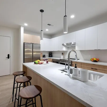 Hyve - Timber Blanc - Walk To Broadway Holiday home *