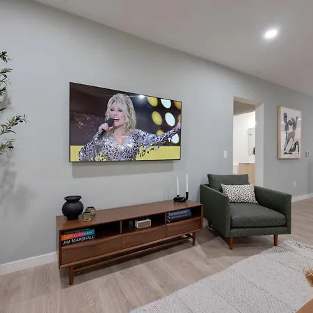 Hyve - Timber Blanc - Walk To Broadway Holiday home