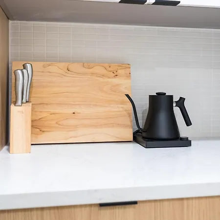 Hyve - Timber Blanc - Walk To Broadway Holiday home *