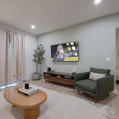 Hyve - Timber Blanc - Walk To Broadway Holiday home